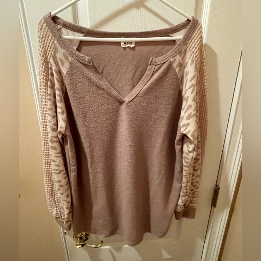 Women’s Size XL BIBI Long Sleeve Light Fleece Top with Cute Detailing